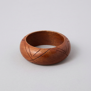 Brazalete Redondo de Madera Natural para Mujer SOFIYA CRAFT, Patrón de Líneas Geométricas, Color Marrón Pulido, Regalo Clásico de Moda, Brazalete Católico - Product Image 1