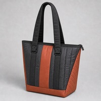 Sac fourre-tout minimaliste en nylon matelassé avec blocs de couleur et TPU