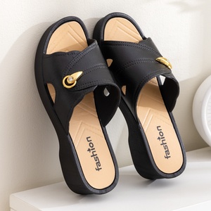 Sandales compensées en PVC pour femmes, résistantes à l'usure, à semelle épaisse, à enfiler, à plateforme haute, pour la maison, style « une seule pièce », chaussures pour mamans, pantoufles ouvertes - Product Image 4