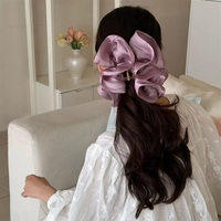 Élastique à cheveux extra-large effet amincissant avec finition nacrée et texture plissée, et une pince requin chic – une épingle à cheveux élégante