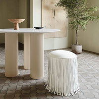 Pouf rond minimaliste de luxe pour chambre à coucher, rembourré en cuir végétalien, avec franges et pompons en bois, tabouret pour bijoux et maquillage pour coiffeuse