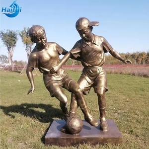 Grande Scultura in Bronzo di Uomo che Gioca a Calcio, Opera d'Arte in Metallo a Grandezza Naturale per Piazze Commerciali e Loghi - Product Image 1