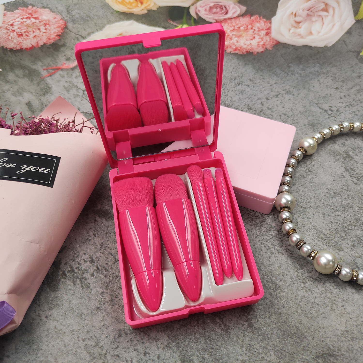 แปรงแต่งหน้าสำหรับเดินทางสีชมพูสด