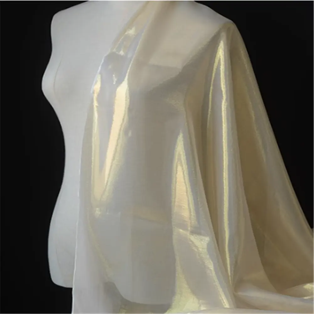 Tissu métallique en soie lavable Lurex en mélange de mûrier teint uni pour une robe de soirée brillante