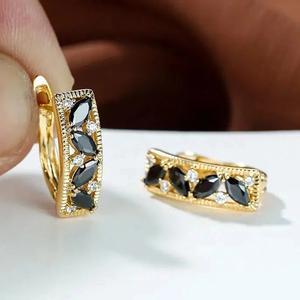 Orecchini a cerchio E2747 in oro con zirconi taglio marquise incastonati a griffe, orecchini a lobo alla moda da donna per feste - Product Image 1