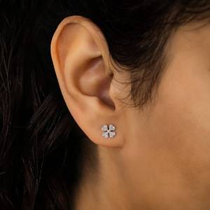 Boucles d'oreilles clous en or massif 18 carats Elvora Gems pour femme, motif trèfle pavé de diamants, 1,4 g la paire, diamants sans conflit de 0,20 ct, pour usage quotidien - Product Image 2