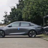 Changan Yida 2023 Nouvelle Voiture Essence 1.5T GDI DCT Modèle Haut de Gamme Berline Intérieur Couleur Foncée Gauche 5 Portes 5 Places