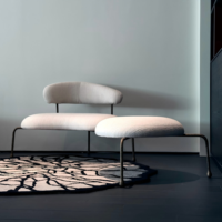 Fauteuil lounge moderne en bouclette avec ottoman intégré, style chaise longue crème, dossier incurvé et structure en métal bronze