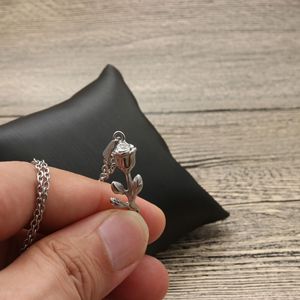 Yunnique – collier avec pendentif fleur rose, en alliage de Zinc, bijoux cadeau unisexe - Product Image 2