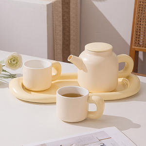Service à thé en céramique crémeuse avec théière et deux tasses pour la maison et les cadeaux - Product Image 4