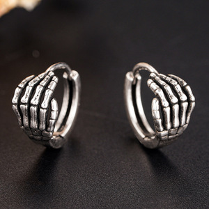 Manchette d'oreille en forme de main squelette unisexe, accessoire de costume d'Halloween, bijou fantaisie unique et effrayant - Product Image 2