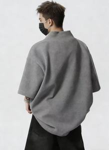 Camiseta Oversize de 230G, 100% Poliéster, Cuello en V, Cuello Tipo Chal a Rayas y Mini Logo, Resistente a las Arrugas, para Todas las Estaciones - Product Image 3