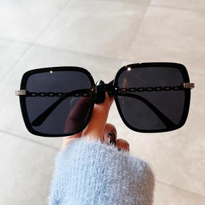 Gafas de Sol Qianai de Moda para Mujer, Montura Cuadrada Grande, Lentes de PC con Protección UV400, Estilo para Viajes y Conducción - Product Image 4