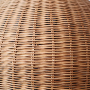La lampe 015 présente un abat-jour moderne en forme de boule avec une tressage unique en rotin naturel, créant une ambiance chaleureuse et confortable, idéale pour embellir votre intérieur. - Product Image 6