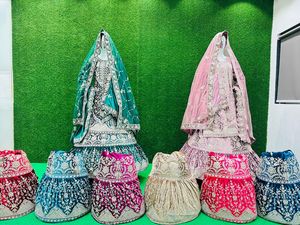 Majestic Bridal Splendor 10 Exquisitos Diseños de Sharara Farsi, Lehanga Choli de Terciopelo de Lujo con Vuelo Completo y Pesado, Estilo Indio Pakistaní - Product Image 2