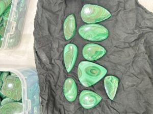 Meilleures ventes de cabochon ovale en malachite naturelle avec coupe ronde, pierres précieuses en vrac pour la fabrication de bijoux au prix de gros - Product Image 2