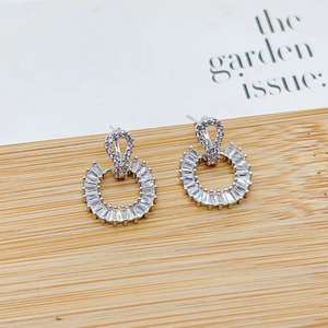 Collar colgante redondo chapado en oro de 18 quilates de lujo con cadena de eslabones Diseño de conjunto de joyería de moda - Product Image 2