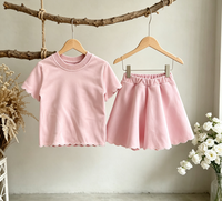Nouvel Arrivage Ensemble 2 Pièces Fille avec Bordure Festonnée 1-9 Ans T-shirt Manches Courtes et Mini-jupe Évasée Assortie Décontracté Logo Personnalisé