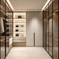 Armarios empotrados a medida con puertas de fibra de densidad media y vidrio en un diseño moderno para dormitorio
