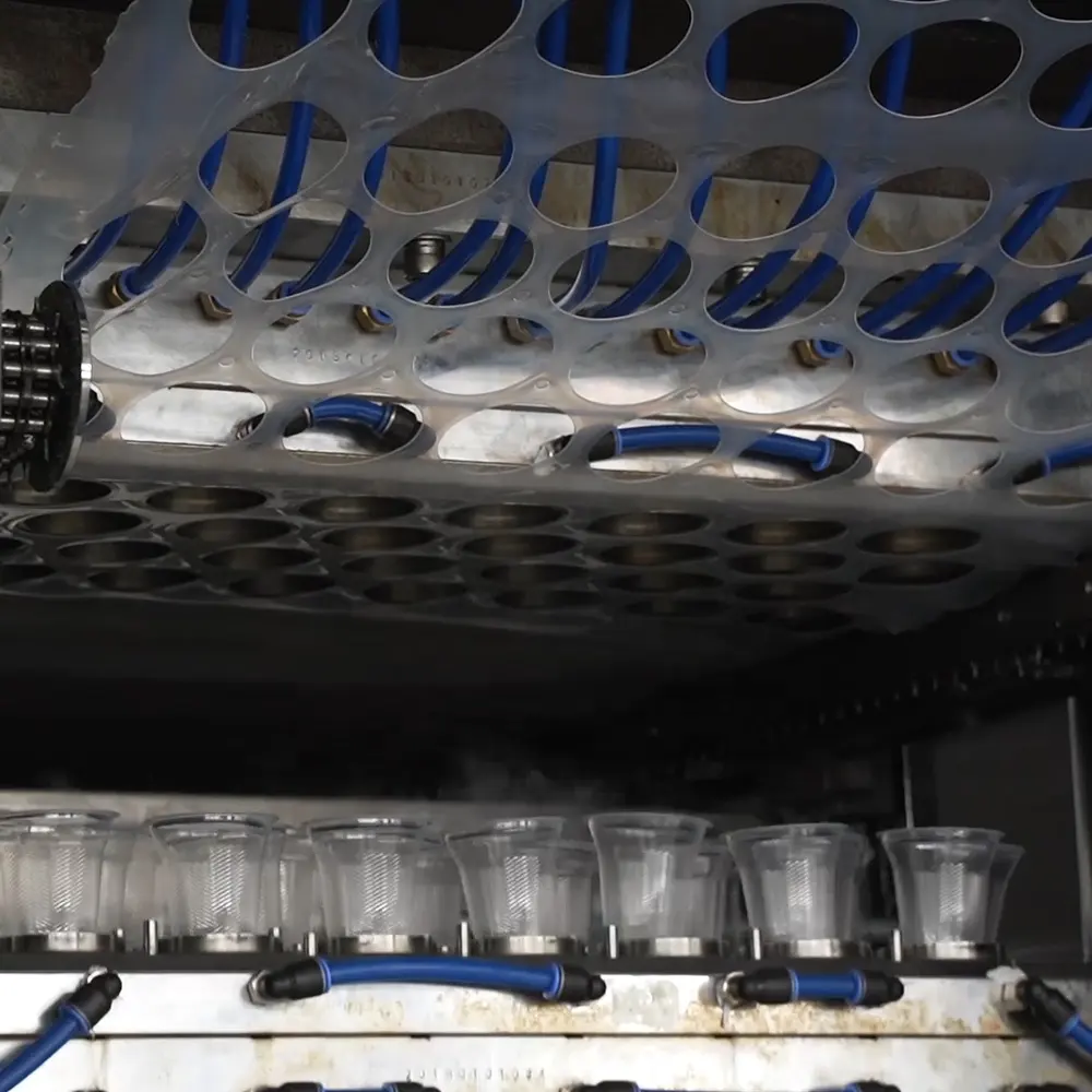 ماكينة التشكيل الحراري التلقائية بالكامل بمحرك سيرفو لصنع الأطباق البلاستيكية وأغطية أكواب الطعام الغلافية للاستعمال مرة واحدة