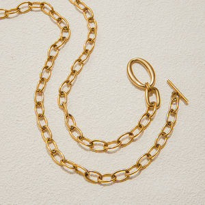 <span class=keywords><strong>Collana</strong></span> J&<span class=keywords><strong>D</strong></span> in Acciaio Inossidabile Placcato <span class=keywords><strong>Oro</strong></span> 18K con Catena a Croce <span class=keywords><strong>Spessa</strong></span> e Chiusura a Leva OT dal Design Moderno, Minimalista e Semplice - Product Image 5