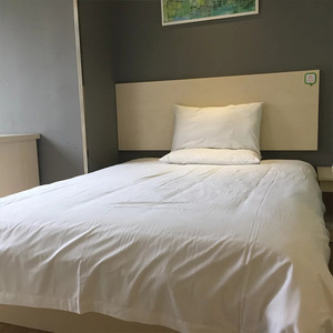 Ensemble complet de meubles de chambre à coucher d'hôtel 3 étoiles cadre de lit en bois massif moderne et écologique tête de lit table de chevet table d'appoint appartement - Product Image 1