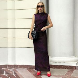 Vestido midi ajustado sin mangas con cuello alto y diseño asimétrico fruncido en estampado morado para fiestas de verano - Product Image 5