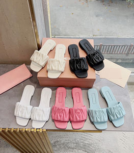 L'usine vend des pantoufles de marque de créateur de haute qualité avec des semelles plates plissées unies et tendance pour femmes - Product Image 1