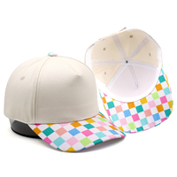 Gorra de Béisbol Snapback Personalizada con Estampado de Tablero de Ajedrez, Visera Plana, Multicolor, Corona Crema, Ajustable, Unisex, Estilo Urbano de Verano