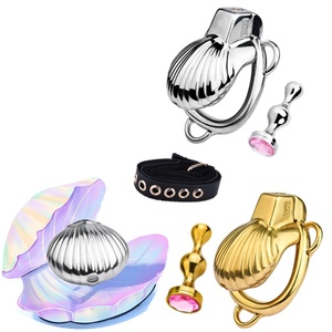 Jaula de Castidad Metálica Dorada para Hombres con Tapón Anal, Anillo de Bondage para Pene con Cuatro Anillos para Pene - Product Image 1