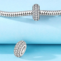 Perle d'espacement classique en zircon cubique transparent entièrement pavé, à grand trou, style breloque européenne, en cuivre plaqué argent, brillante et étincelante, pour superposition
