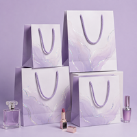 Sac en papier cosmétique de gros pour fabricants, sac cadeau de shopping cosmétique couleur unie avec logo imprimé personnalisé et poignées en ruban de soie