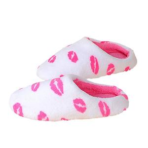 Chaussons d'intérieur en mousse à mémoire de forme douce et moelleuse pour femme, avec décorations en forme de cœur, semelle extérieure en TPR, chaussures chaudes pour l'hiver - Product Image 2