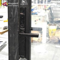 Porte pivotante en verre et aluminium de sécurité pour l'entrée principale de la villa, pliante, avec design élégant.