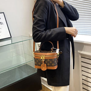 Sac fourre-tout décontracté pour femme, durable et portable, en PU avec fermeture éclair, doublure en polyester, forme carrée, bandoulière. - Product Image 5