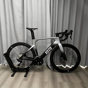 Saison de cyclisme April Cherry Blossom : Obtenez GRATUITEMENT des pédales clipless avec une évaluation positive Sh Imano <span class=keywords><strong>105</strong></span>, vélo de route en carbone aérodynamique. - Product Image 1