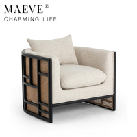 Fauteuil individuel moderne et minimaliste en tissu beige, design de créateur avec détails en rotin, idéal pour les salons de luxe et les projets hôteliers