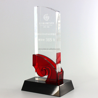 Trophée en cristal de qualité supérieure, forme de logo, conçu sur mesure avec une excellente technique