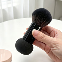 Pinceau de maquillage double embout personnalisable avec manche en aluminium, pinceau à poudre moelleux et éponge 2-en-1 pour fond de teint et correcteur