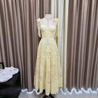 Robe de soirée élégante pour femmes, en dentelle et jacquard, avec bustier et jupe évasée, dos nu et bretelles fines, idéale pour les fêtes.