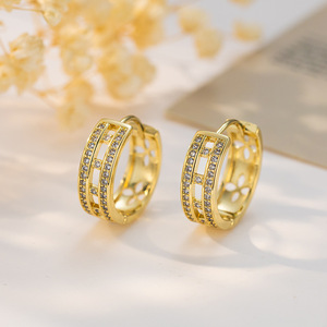 Boucles d'oreilles créoles géométriques en or 18 carats micro-incrustées de diamants, bijoux de mode pour femmes pour les soirées - Product Image 2