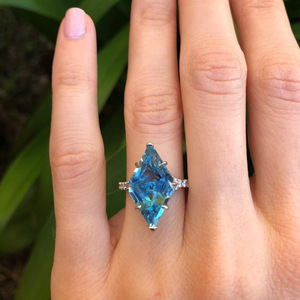 Anello da Donna Blu con Taglio Triangolare in Zirconia Cubica, Design Traforato, Gioiello di Moda - Product Image 4