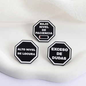 Pin de Esmalte con Etiqueta de Citas en Español, Broches con la Frase 'BAJO NIVEL DE PACIENCIA, ALTO NIVEL DE LOCURA', Joyería de Solapa, Regalo para Amigos - Product Image 3