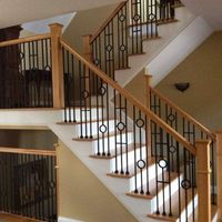 CBMmart Escalier d'intérieur au design moderne du milieu du siècle avec garde-corps en fer