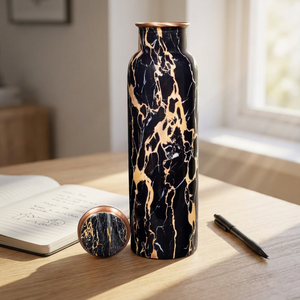 Botella de agua moderna de lujo en negro, dorado, mármol y cobre con tapa, portátil para viaje. - Product Image 1