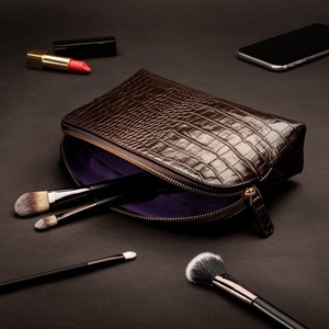 Sac cosmétique en cuir de crocodile personnalisé, forme demi-lune tendance 2026, fermeture éclair, marron, imperméable, doublure contrastante, certifié BSCI - Product Image 5