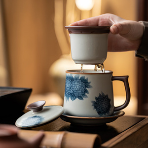 Tasse à thé en porcelaine bleue et blanche Guanlan avec couvercle et filtre, séparateur d'eau et de thé, tasse à thé personnelle pour le bureau, design floral en céramique - Product Image 2