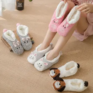 Musim Dingin Lucu Karton Rumah Sandal Akrilik Hangat Chunky Rajutan Wanita Pompom Fuzzy Sandal Kaus Kaki