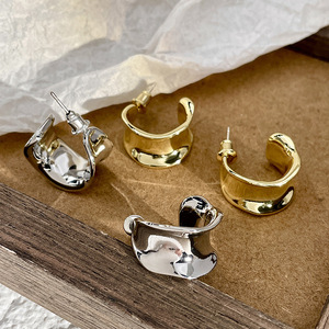 Pendientes de Aro Anchos en Forma de C, Aleación de Zinc, Chapados en Oro, Geométricos, Modernos para Mujer, 2026 - Product Image 1