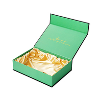 Caja de Empaque Magnética Negra Personalizada con Logotipo para Extensiones de Cabello, con Interior Verde y Forro de Satén Dorado, Caja Rígida para Regalo de Pelucas